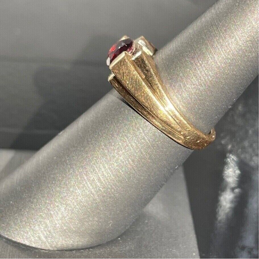 14K YELLOW GOLD  AND GARNET RING SIZE 5.75 SKY