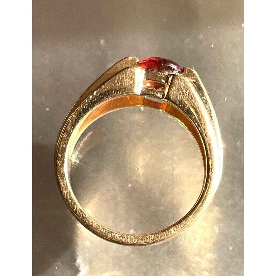 14K YELLOW GOLD  AND GARNET RING SIZE 5.75 SKY