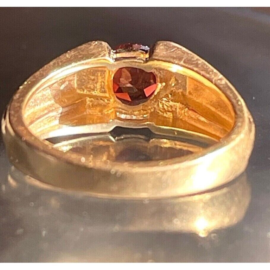 14K YELLOW GOLD  AND GARNET RING SIZE 5.75 SKY