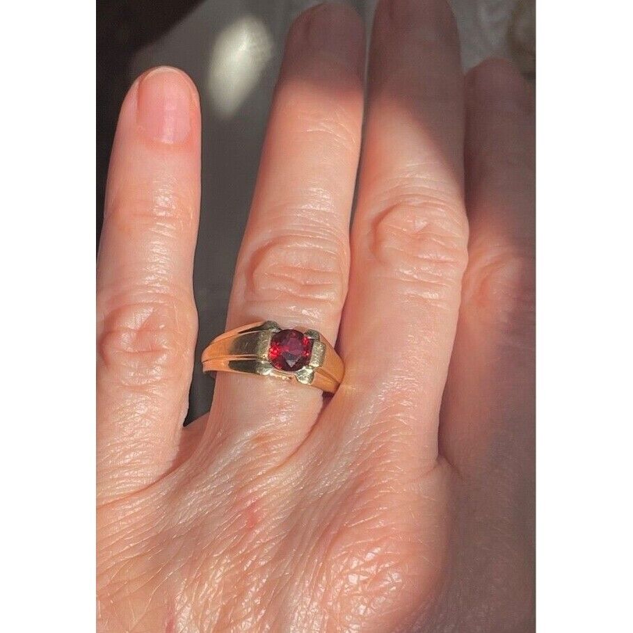 14K YELLOW GOLD  AND GARNET RING SIZE 5.75 SKY