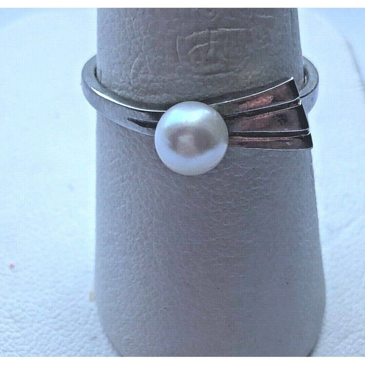 WHITE GOLD & PEARL RING. SIZE 7.5 SKY