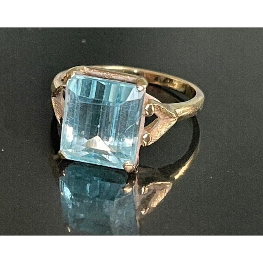 YELLOW GOLD AND BLUE 4 CARAT TOPAZ RING SIZE 6 SKY