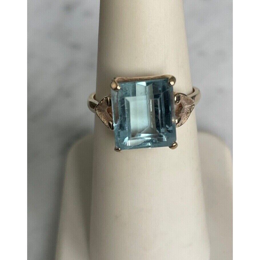 YELLOW GOLD AND BLUE 4 CARAT TOPAZ RING SIZE 6 SKY