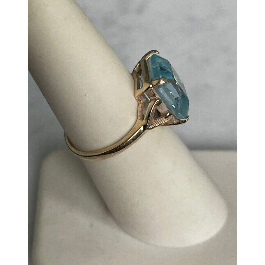 YELLOW GOLD AND BLUE 4 CARAT TOPAZ RING SIZE 6 SKY