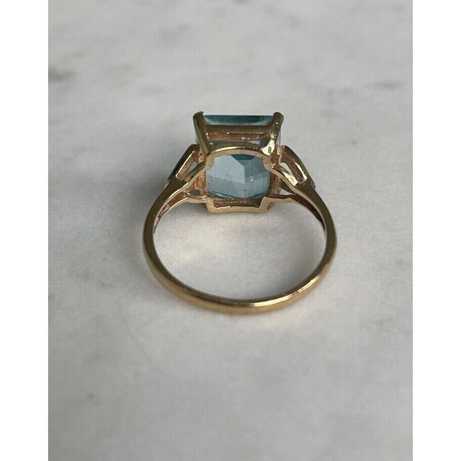 YELLOW GOLD AND BLUE 4 CARAT TOPAZ RING SIZE 6 SKY