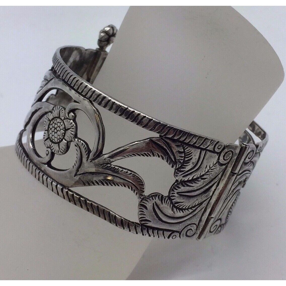 VIVAC 950 STERLING SILVER CUT - OUT BANGLE BRACELET.PERU SKY