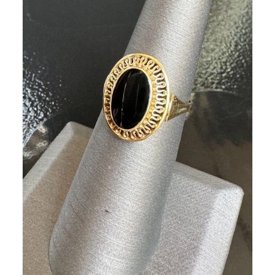 ELEGANT 14K YELLOW GOLD  AND ONYX RING SIZE 5.25 SKY