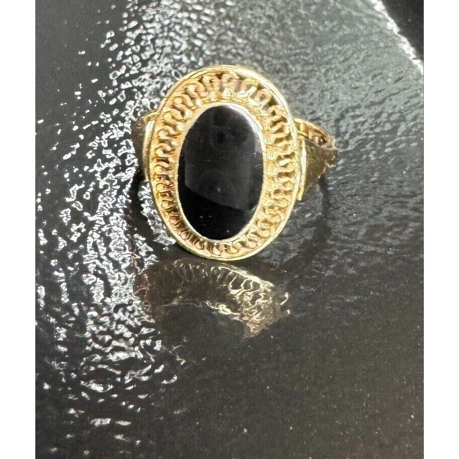 ELEGANT 14K YELLOW GOLD  AND ONYX RING SIZE 5.25 SKY