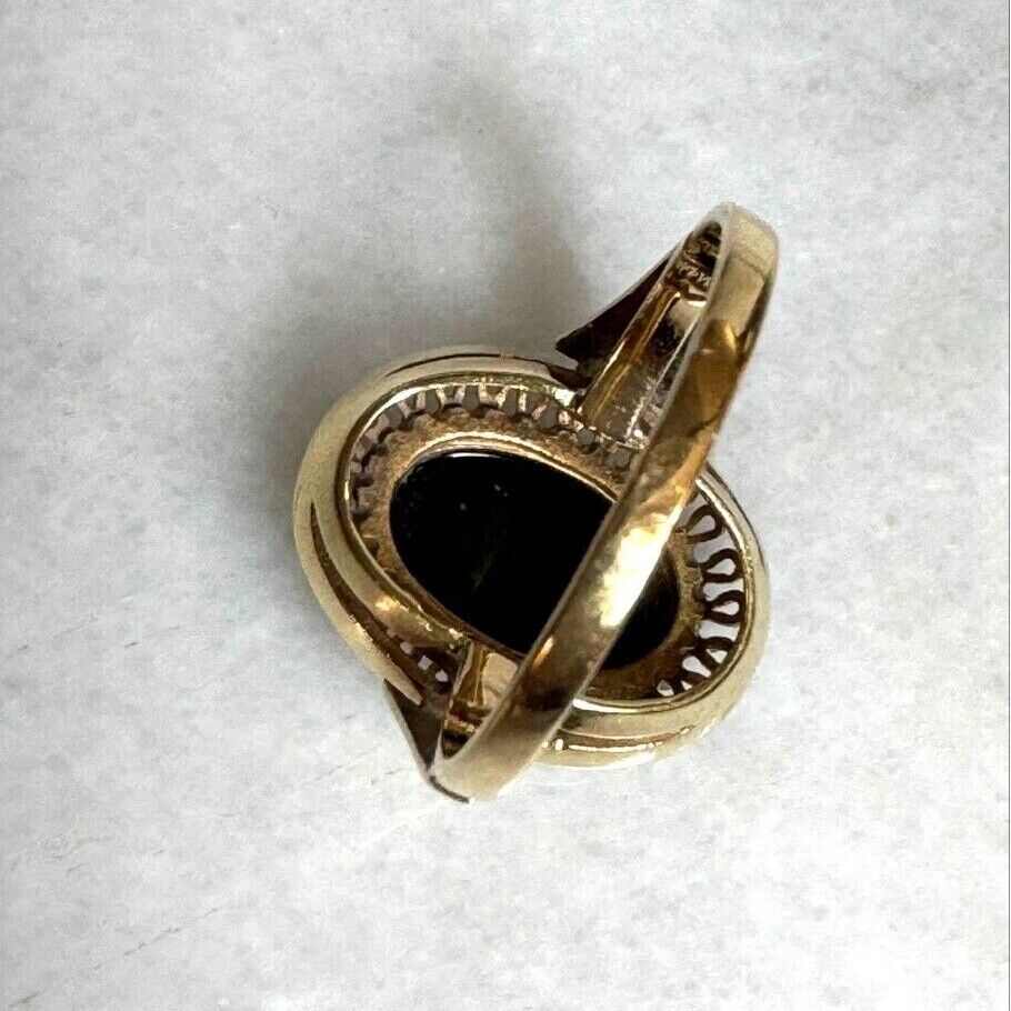 ELEGANT 14K YELLOW GOLD  AND ONYX RING SIZE 5.25 SKY