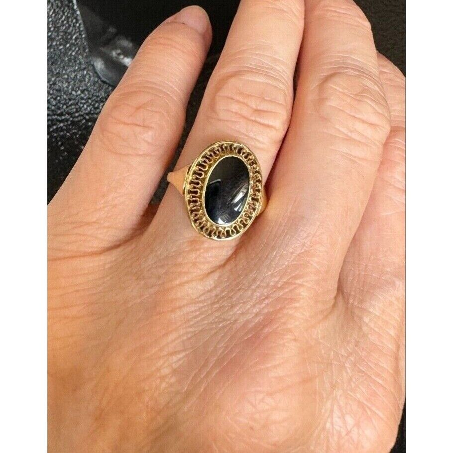 ELEGANT 14K YELLOW GOLD  AND ONYX RING SIZE 5.25 SKY