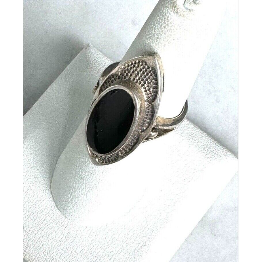 925 STERLING SILVER AND ONYX RING SIZE 6.5 SKY