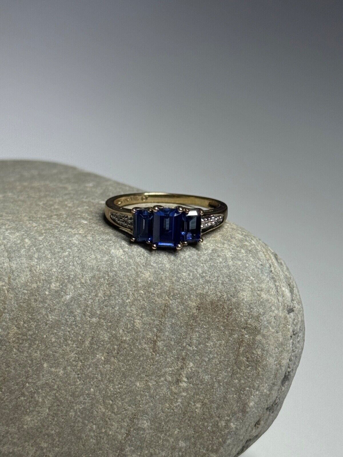 10K YELLOW GOLD SAPPHIRE & DIAMONDS RING SIZE 6