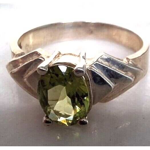 BADAVICI 925 STERLING SILVER AND PERIDOT  RING SIZE 8 SKY