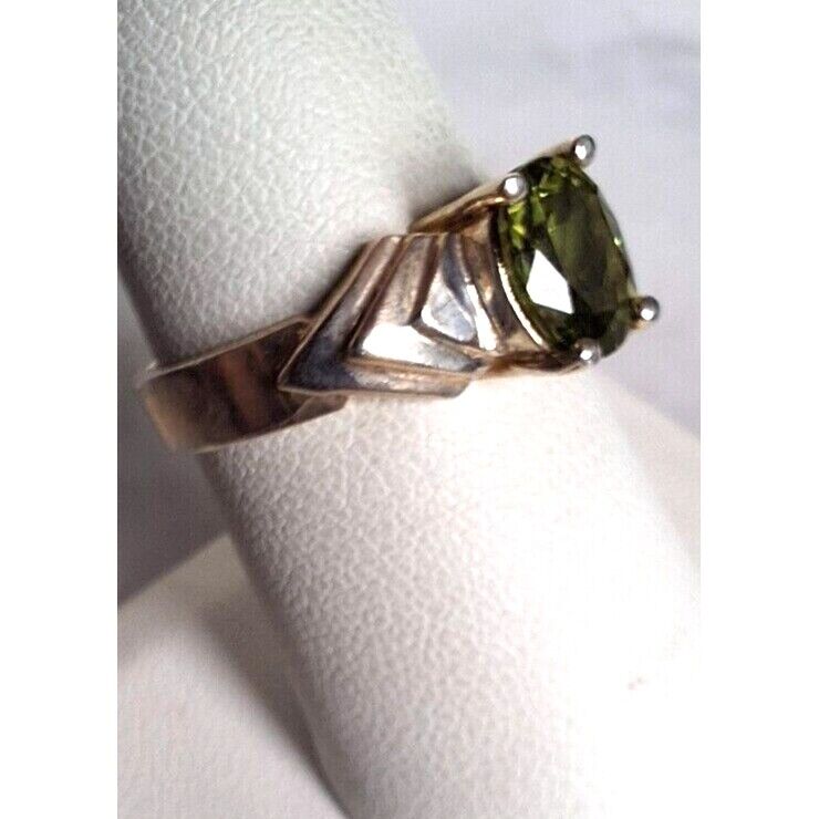 BADAVICI 925 STERLING SILVER AND PERIDOT  RING SIZE 8 SKY