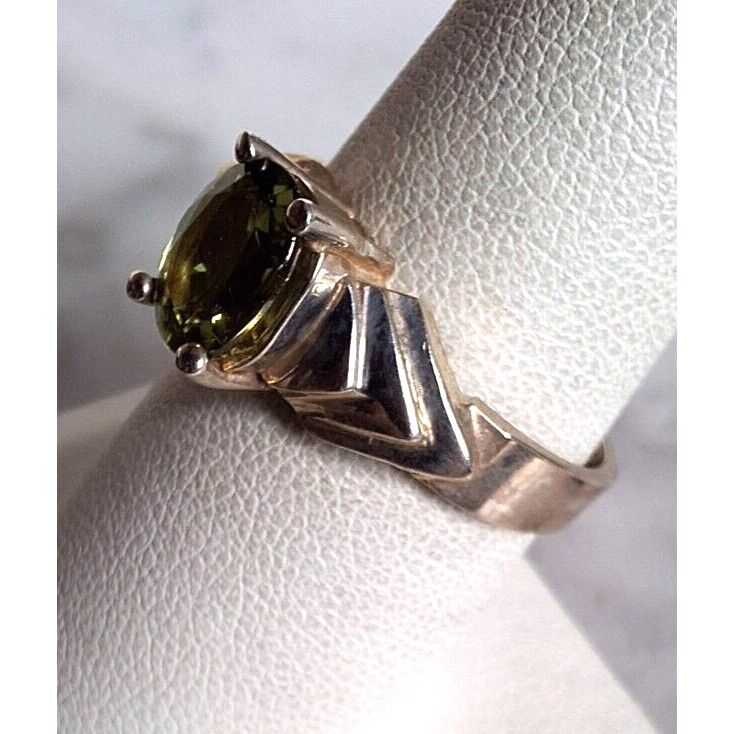 BADAVICI 925 STERLING SILVER AND PERIDOT  RING SIZE 8 SKY