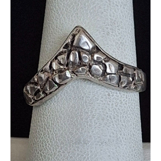 925 STERLING SILVER NUGGET PATERN CHEVRON RING SIZE 8.5 SKY