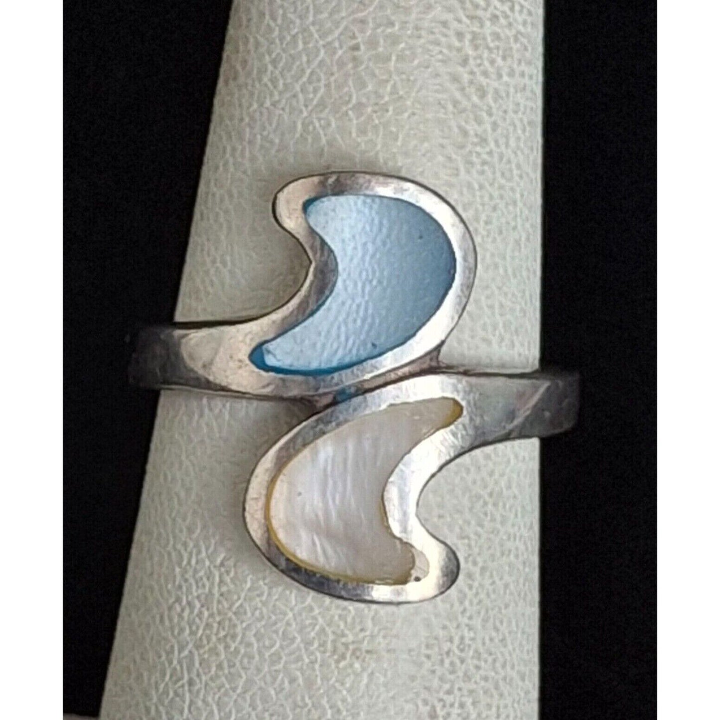 925 STERLING SILVER AND MOTHER  OF  PEARL  BYPASS RING SIZE 6 SKY