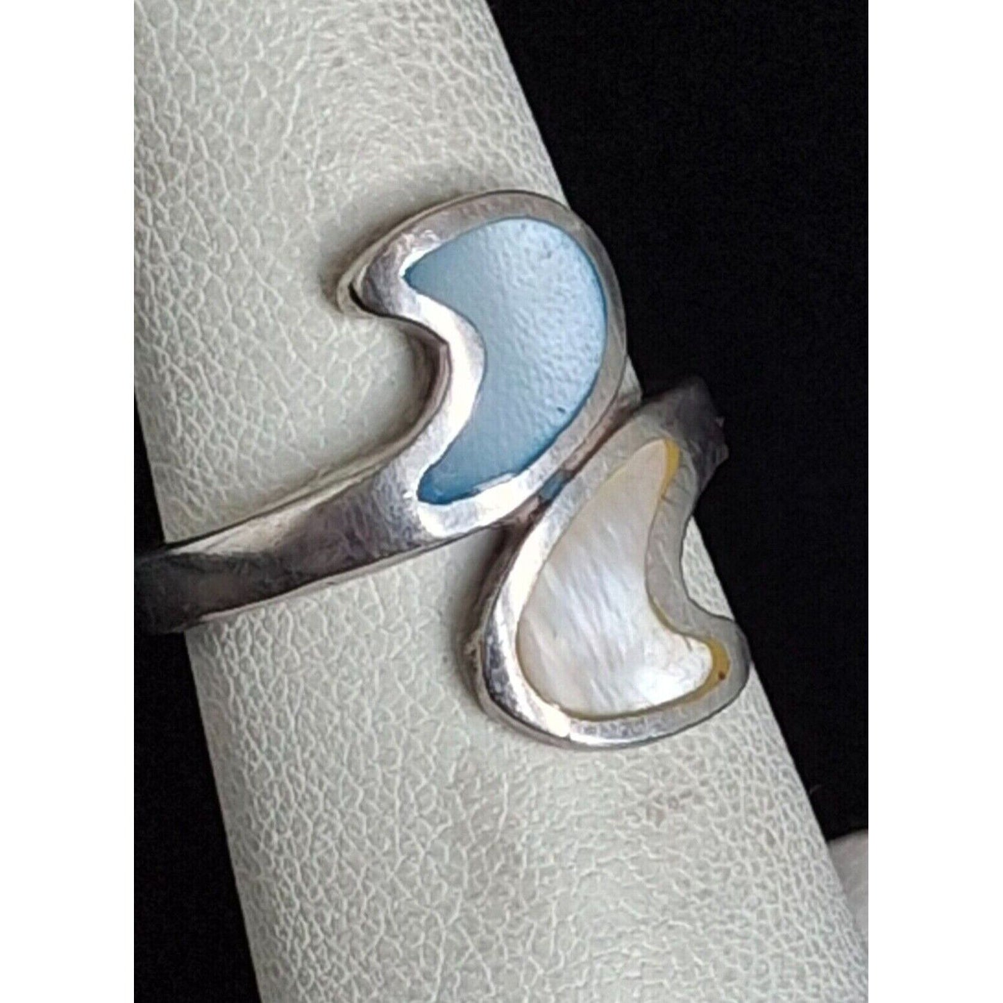 925 STERLING SILVER AND MOTHER  OF  PEARL  BYPASS RING SIZE 6 SKY