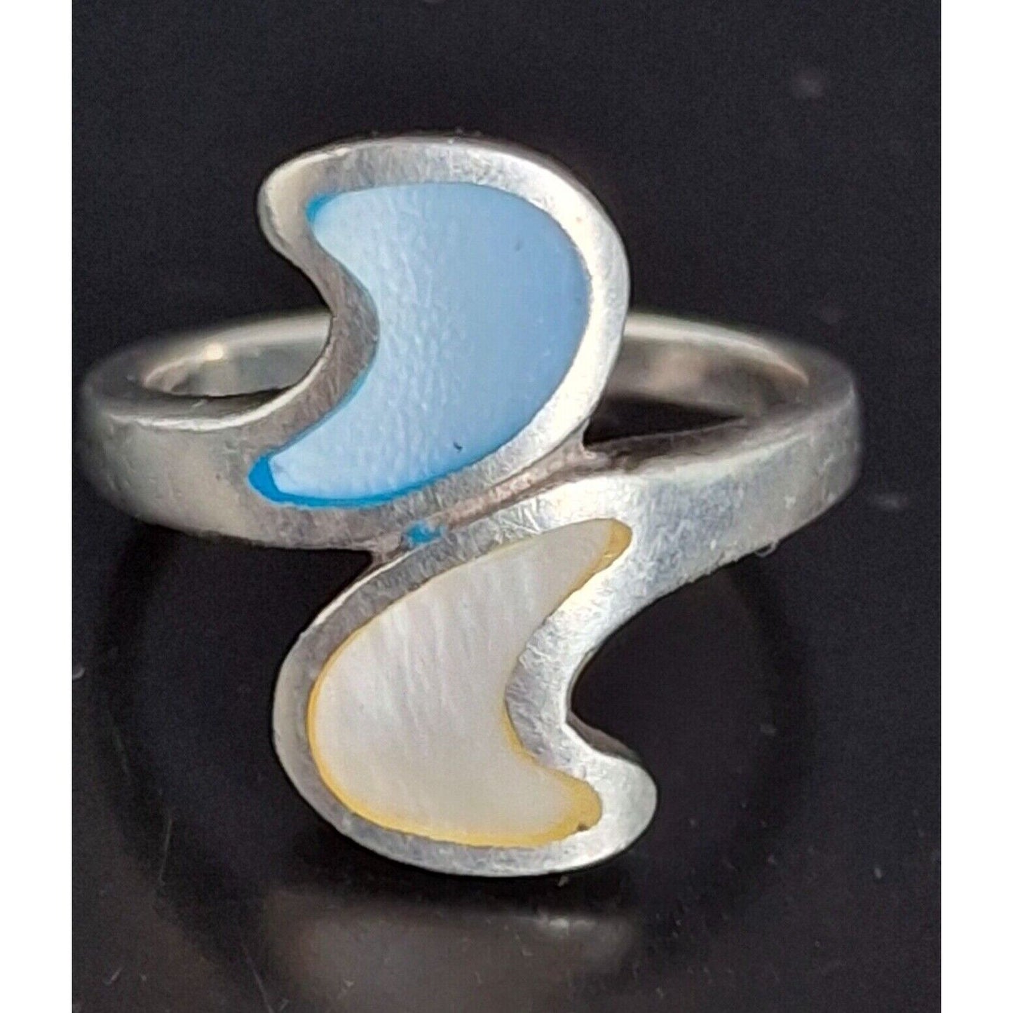 925 STERLING SILVER AND MOTHER  OF  PEARL  BYPASS RING SIZE 6 SKY