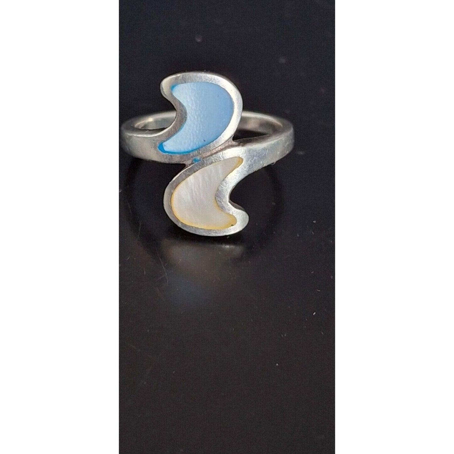 925 STERLING SILVER AND MOTHER  OF  PEARL  BYPASS RING SIZE 6 SKY