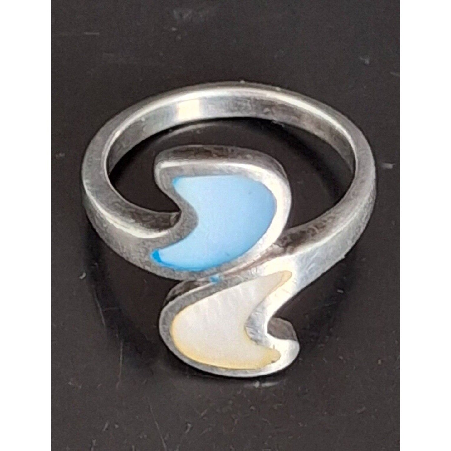 925 STERLING SILVER AND MOTHER  OF  PEARL  BYPASS RING SIZE 6 SKY