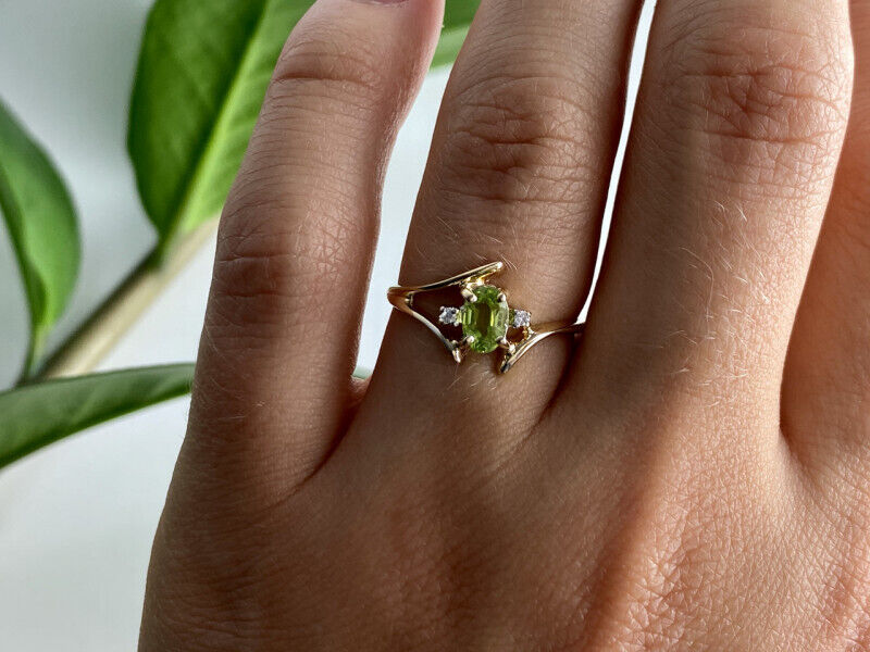 10K YELLOW GOLD PERIDOT & DIAMONDS RING SIZE 7.5