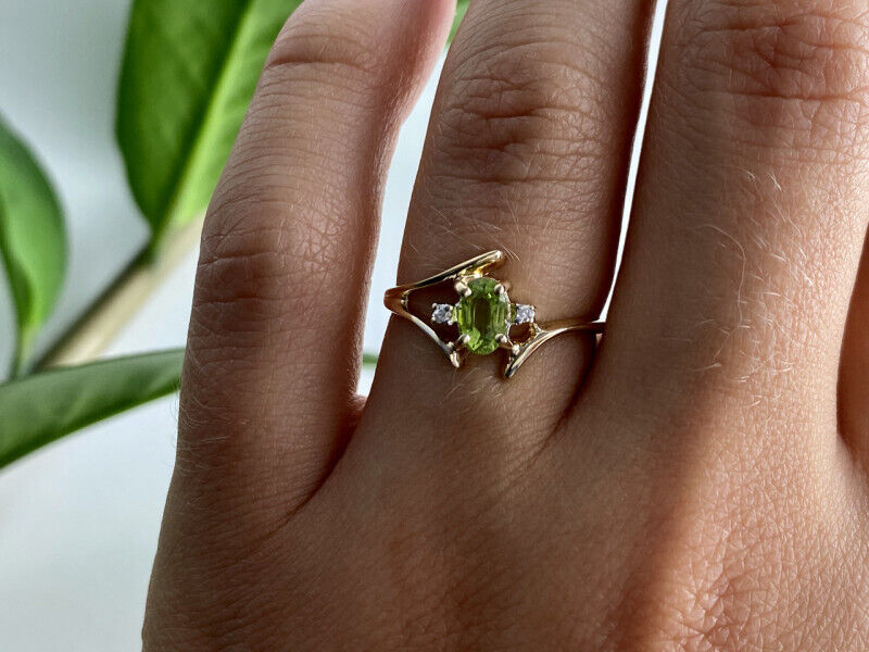 10K YELLOW GOLD PERIDOT & DIAMONDS RING SIZE 7.5