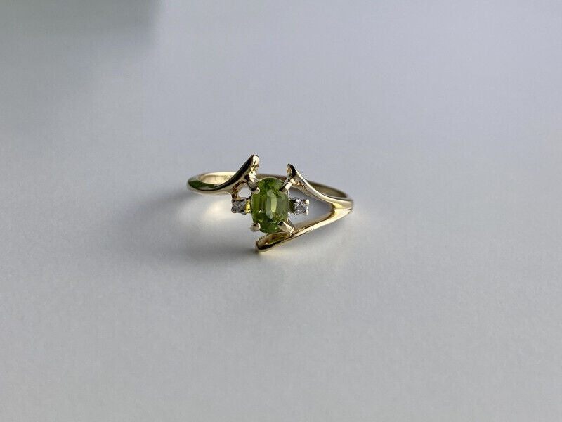 10K YELLOW GOLD PERIDOT & DIAMONDS RING SIZE 7.5