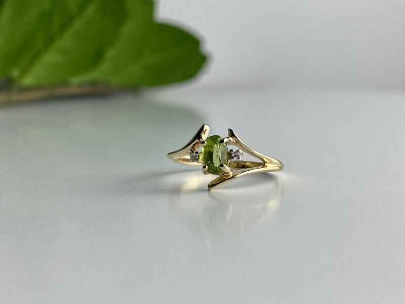 10K YELLOW GOLD PERIDOT & DIAMONDS RING SIZE 7.5