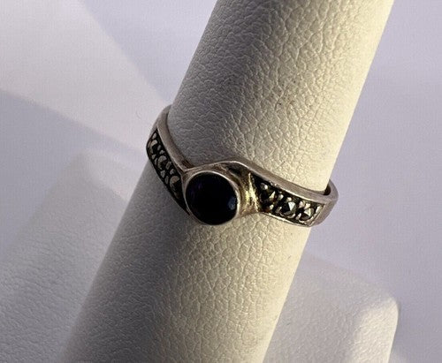 925 Sterling Silver Amethyst & Marcasite Ring Size 5.5