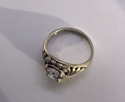925 Sterling Silver & CZ Kbn Ring Size 4.5