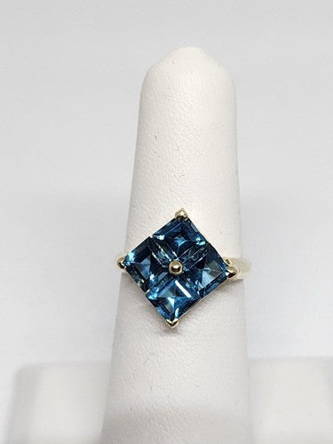 10K Yellow Gold & Topaz Ring Size 5