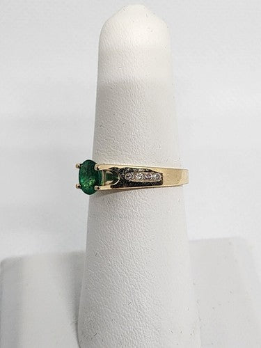 14K Yellow Gold Emerald & Diamonds Ring Size 5.5