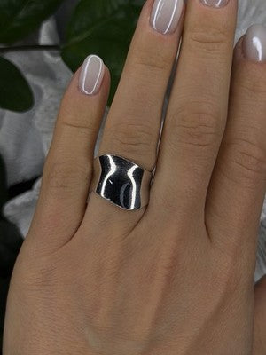 Unique Elegant Design 925 Sterling Silver Ring Size 7