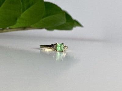10K Yellow Gold Tsavorite & Diamonds Ring Size 6.25
