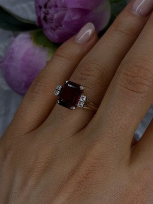 14K Yellow Gold Burgundy Red Garnet & Diamonds Ring Size 8
