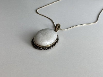 Vintage Chain with pendant White Agate 18.1 in
