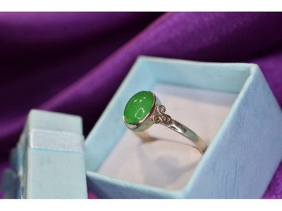 925 Sterling Silver Green Nephrite ( Jade ) Ring Size 8.5