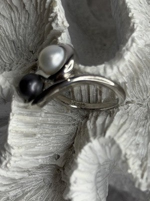 925 Sterling Silver White & Black Pearls Ring Size 6