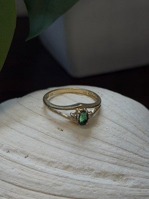 Classic 14K Yellow Gold Ring Emerald & Diamond Size 7