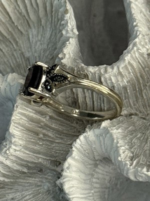 925 Sterling Silver Garnet & Marcasite Ring Size 7