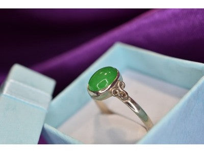 925 Sterling Silver Green Nephrite ( Jade ) Ring Size 8.5