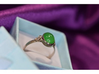 925 Sterling Silver Green Nephrite ( Jade ) Ring Size 8.5