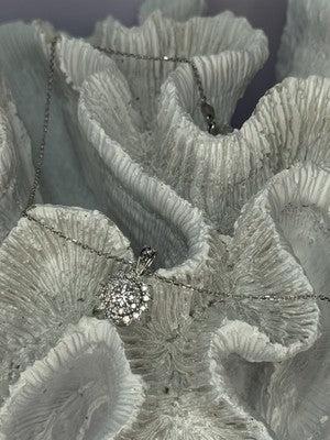 14K WHITE GOLD DIAMOND FLOWER 0.85 CARAT NECKLACE LENGTH 18 INCH