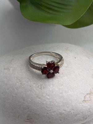 925 Sterling Silver Garnet Heart Flower Ring Size 7.5