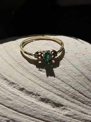Beautiful Shiny 10K Yellow Gold Emerald & Diamond Ring Size 7