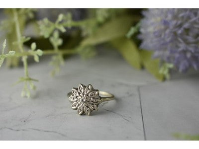 14K White Gold Diamond 0.1 ct "Flower" Ring Size 8.5