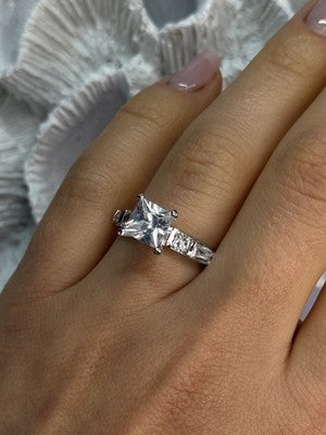 925 Sterling Silver CZ Ring Size 7.5