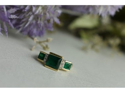 10K Yellow Gold Emerald & Diamonds Ring Size 5.5