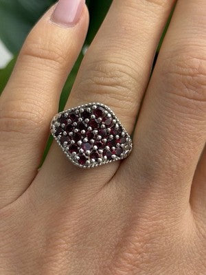 Beautiful 925 Sterling Silver Garnet Ring Size 7